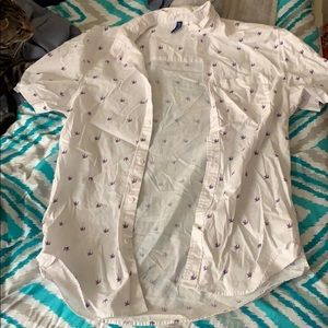 H&M’s white button up short sleeve shirt